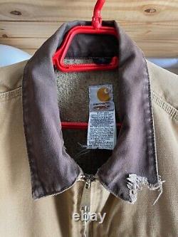 Veste Detroit Carhartt usée, délavée et déchirée de taille moyenne