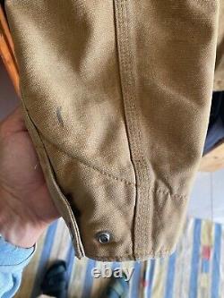 Veste Detroit Carhartt usée, délavée et déchirée de taille moyenne