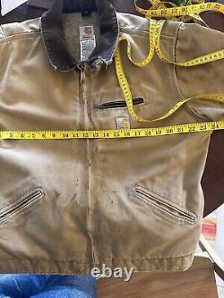 Veste Detroit Carhartt usée, délavée et déchirée de taille moyenne