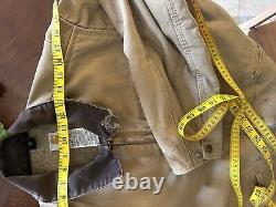 Veste Detroit Carhartt usée, délavée et déchirée de taille moyenne