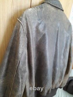 Veste en cuir A2 vintage remarquablement patinée et usée de la marque Banana Republic. Taille L/XL.